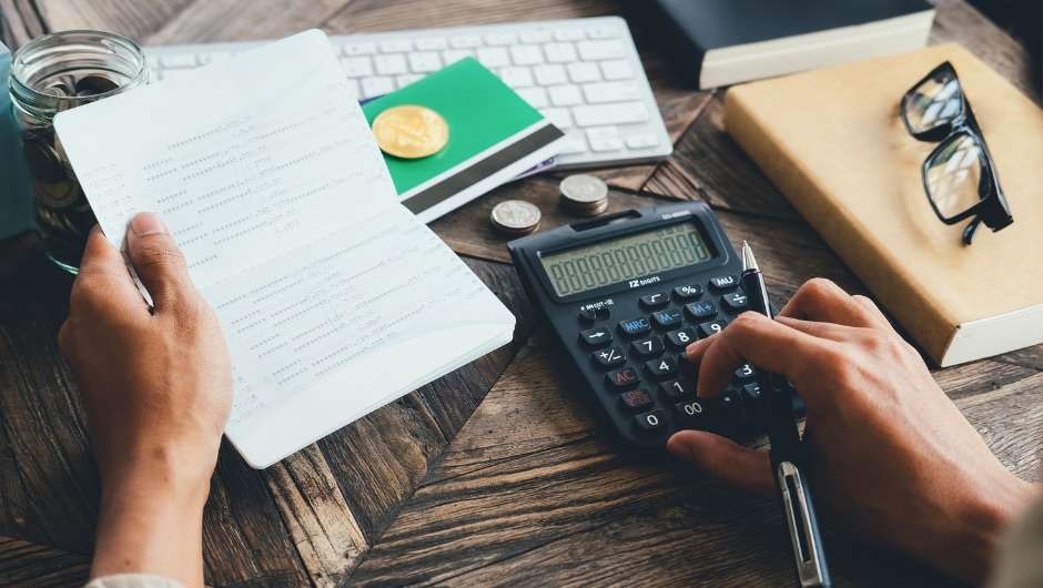 Persona haciendo el cierre contable y fiscal para acceder a financiación