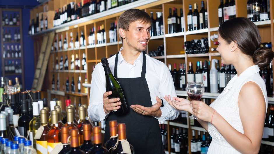 vendedor que conoce los criterios clave de compra de sus clientes