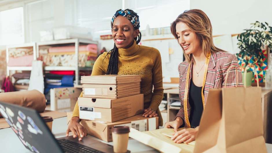 Emprendedoras vendiendo por internet mediante el comercio electrónico