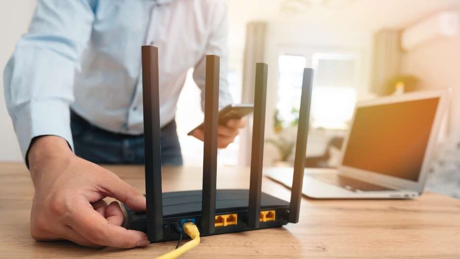 Empresario escogiendo la solución de internet más adecuada para su negocio.