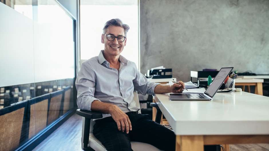 Empresario sonriente porque está accediendo a los beneficios tributarios del factoring