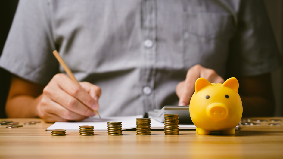 Empresario calculando su flujo de caja