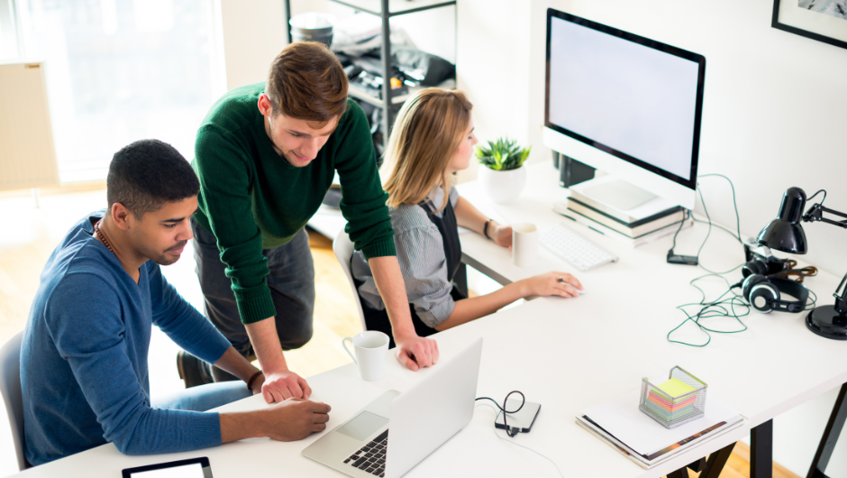 Equipo de trabajo optimizando su gestión de proyectos con inteligencia artificial.