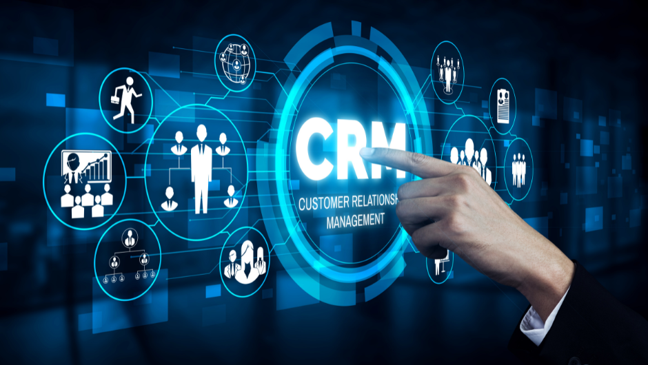 Empresario usando un CRM digital.