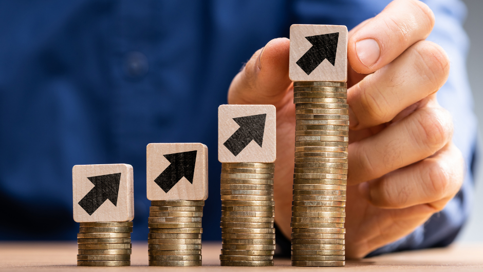 Empresario analizando el aumento de precios para 2025